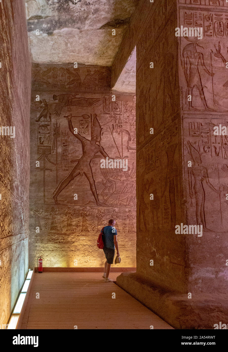 Aswan, Egitto - 2019-04-29 - Abu Simbel tempio statue e hierglyphs. Foto Stock