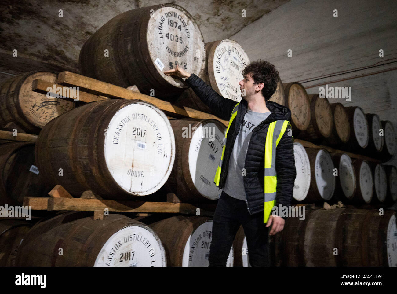 Ronnie Brodie alla distilleria Deanston in Doune, controlli le botti di loro Highland whisky single malt. Foto Stock