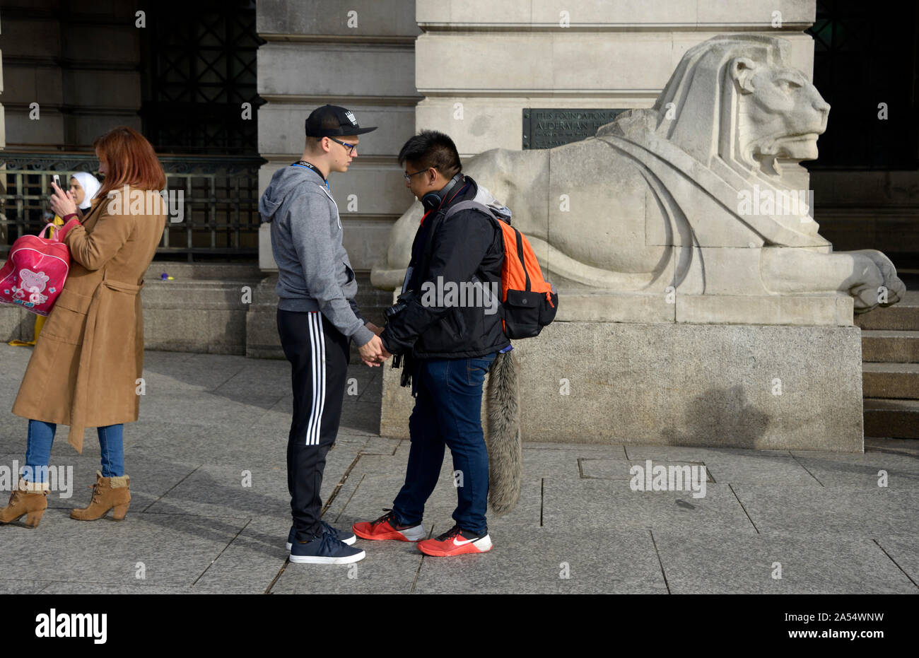 Due giovani uomini, nel momento' Holding Hands, nel pensiero. Foto Stock