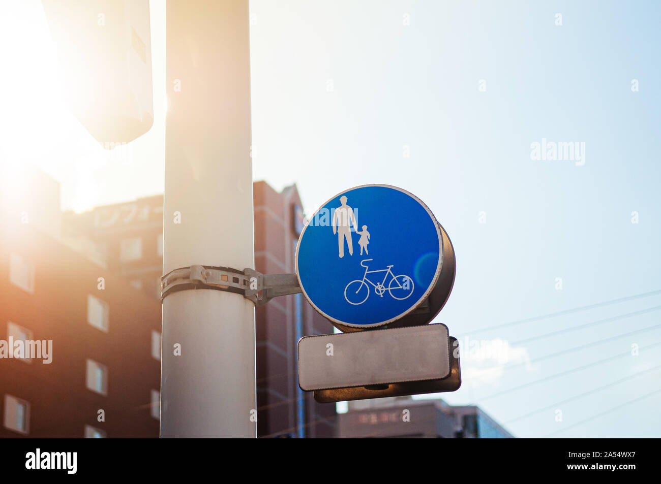 Blue Crosswalk attraversamento pedonale segno contro la luce solare sky con spazio di copia su un lato Foto Stock
