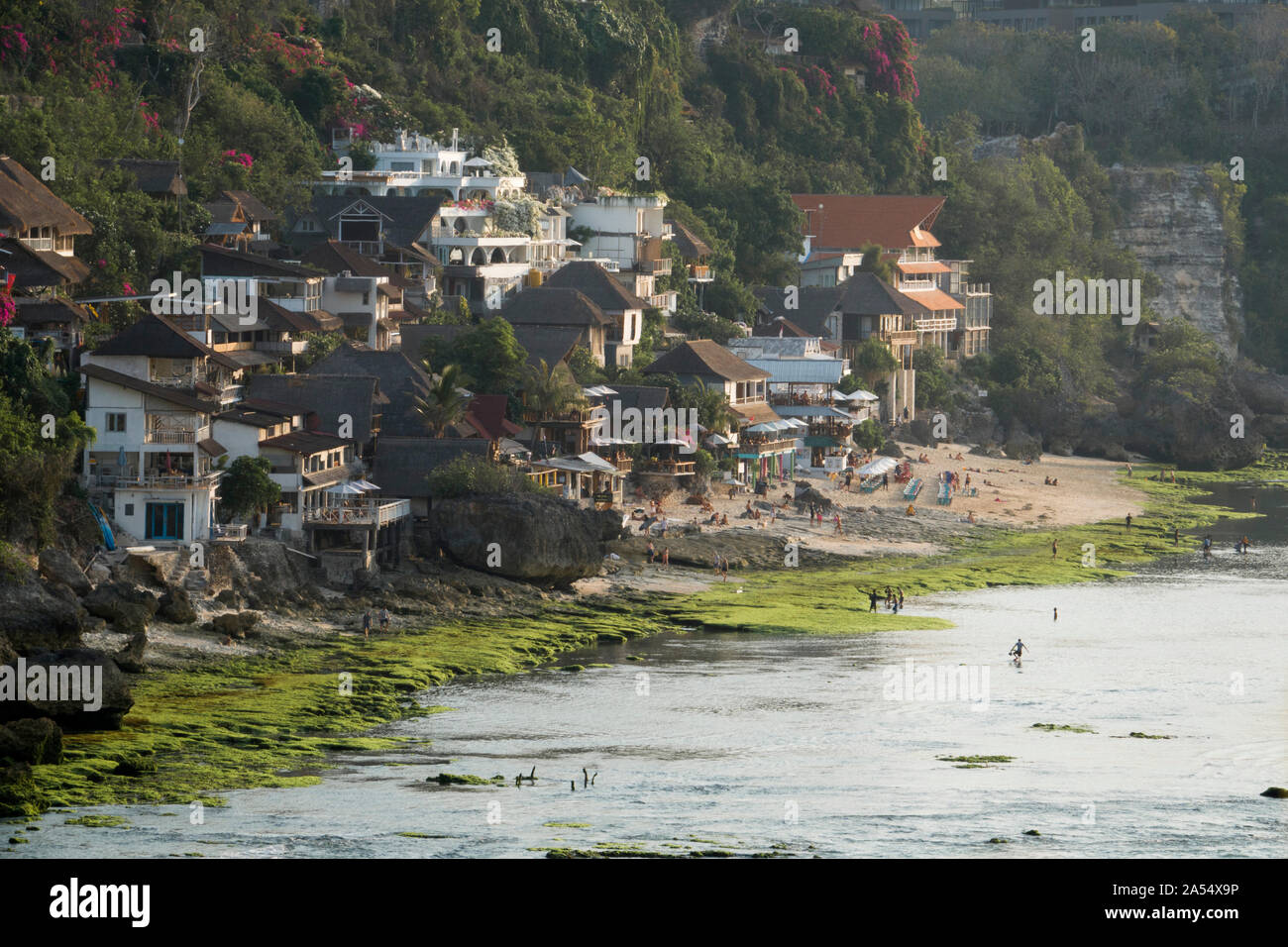 Surfer alloggio sulla collina a Bingin spiaggia di Bali, Indonesia Foto Stock