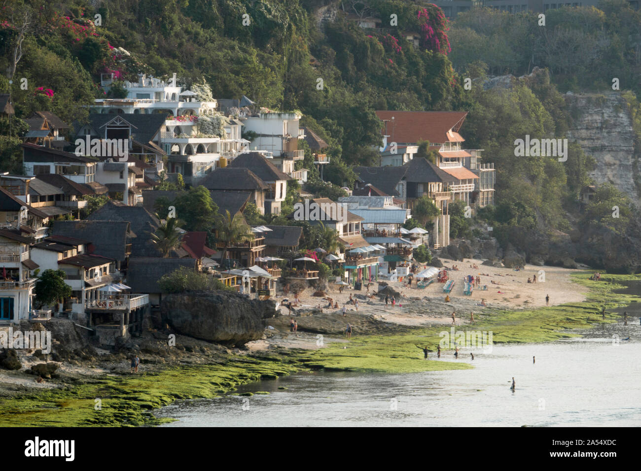 Surfer alloggio sulla collina a Bingin spiaggia di Bali, Indonesia Foto Stock