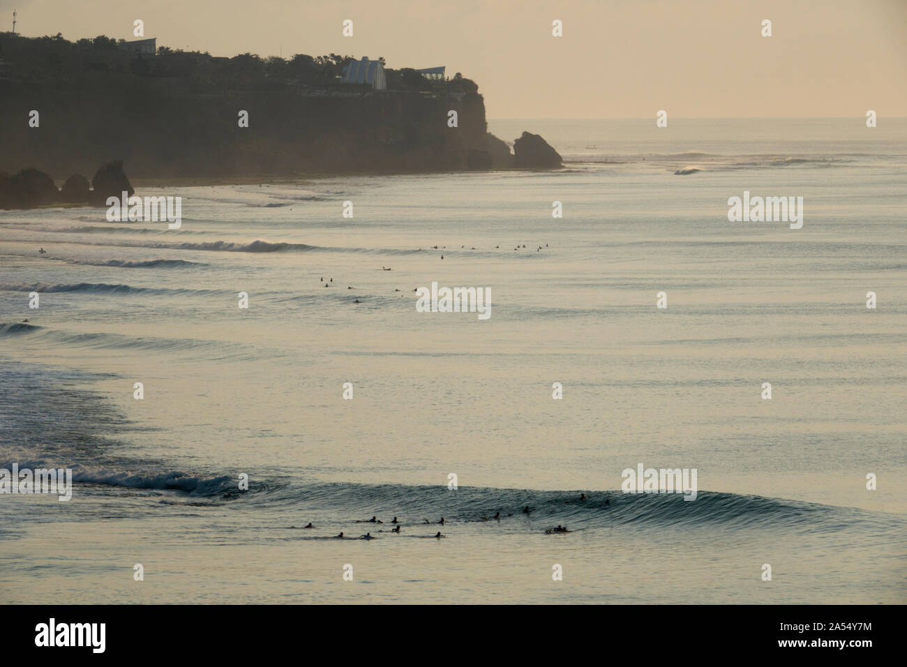 Surf in spiaggia Bingin e Impossibles sulla penisola di Bukit di Bali Foto Stock