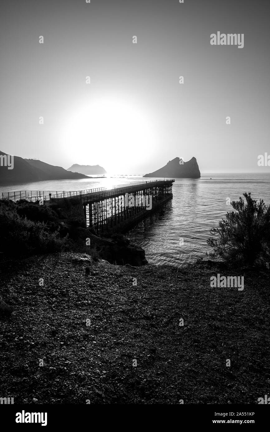 Sunrise su una spiaggia a Aguilas, Murcia, Spagna Foto Stock
