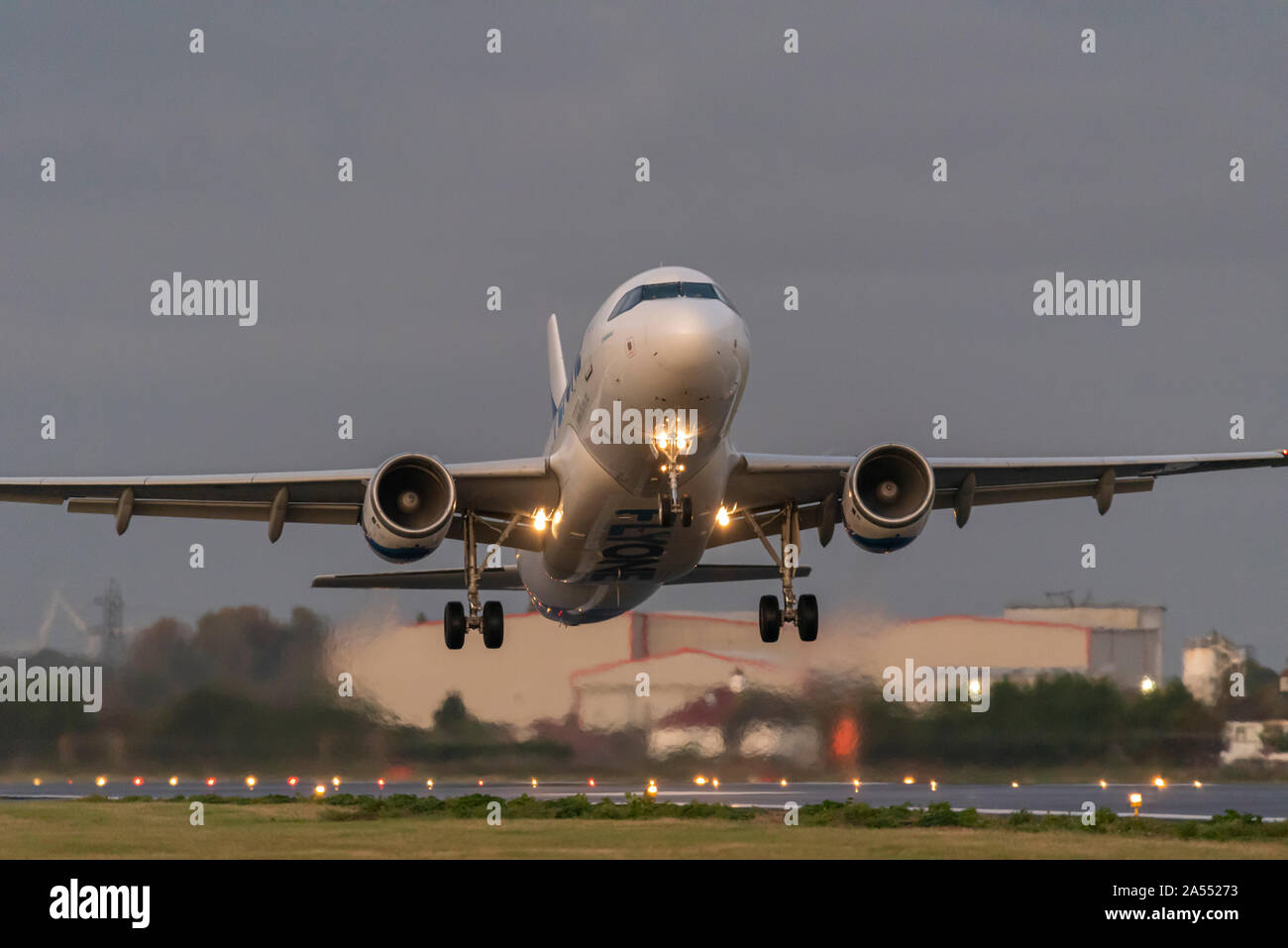 Aereo di linea FlyOne ER-00002 chiamato Chisinau che decolla dall'aeroporto Southend di Londra, Southend on Sea, Essex, Regno Unito. Arrampicata Foto Stock