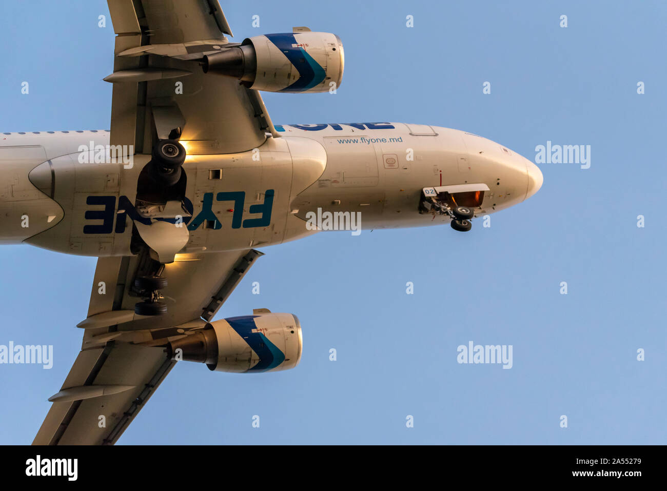 Aereo di linea FlyOne ER-00002 chiamato Chisinau che decolla dall'aeroporto Southend di Londra, Southend on Sea, Essex, Regno Unito. Arrampicata Foto Stock
