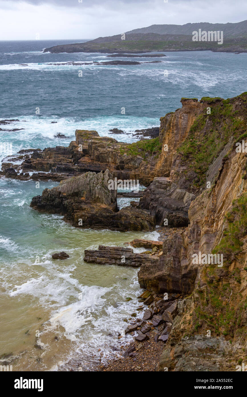 La costa frastagliata della penisola di Beara sul selvaggio modo Atlantico sulla costa occidentale della Repubblica di Irlanda. Foto Stock