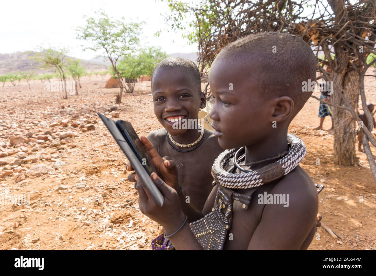 Himba bambini con un cellulare, Kaokoland, Namibia, Africa Foto Stock