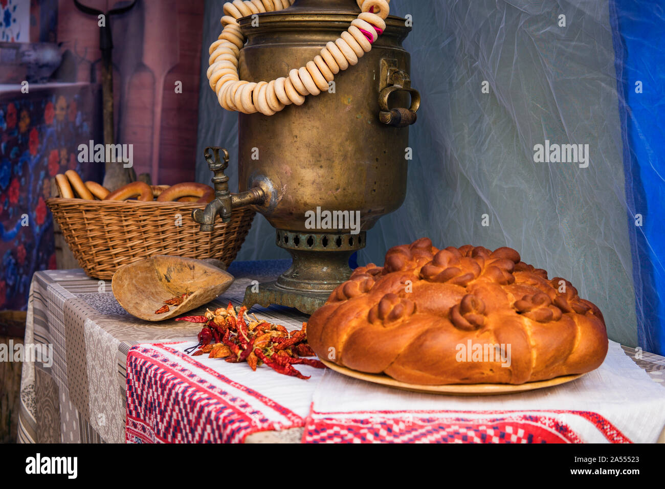Bagels su un samovar, folk russo della decorazione alla tradizionale festa dei fili d'inverno, il modo di vita tradizionale del villaggio russo. Foto Stock