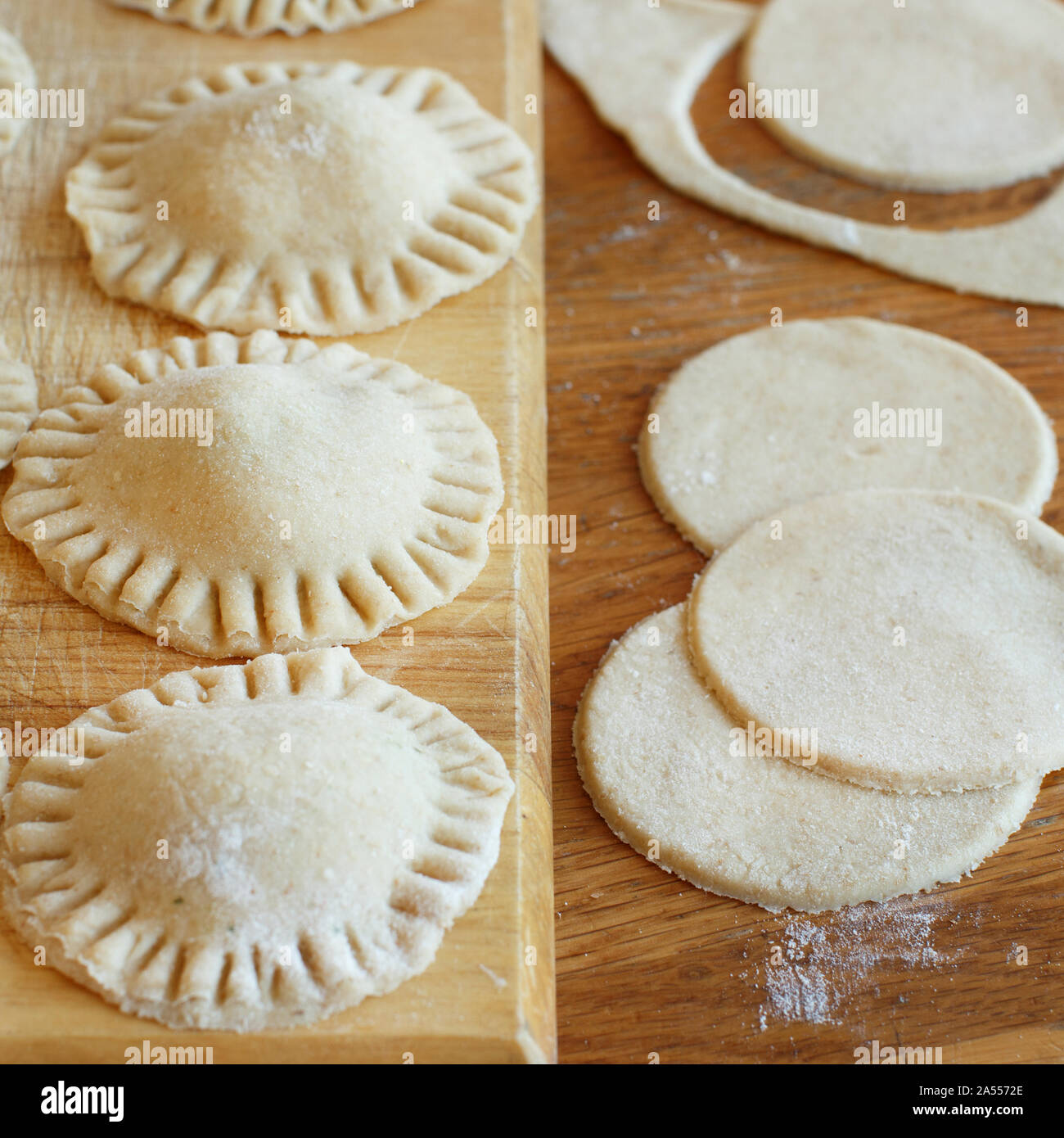 Rendere i ravioli con ricotta e spinaci su una tavola di legno Foto Stock