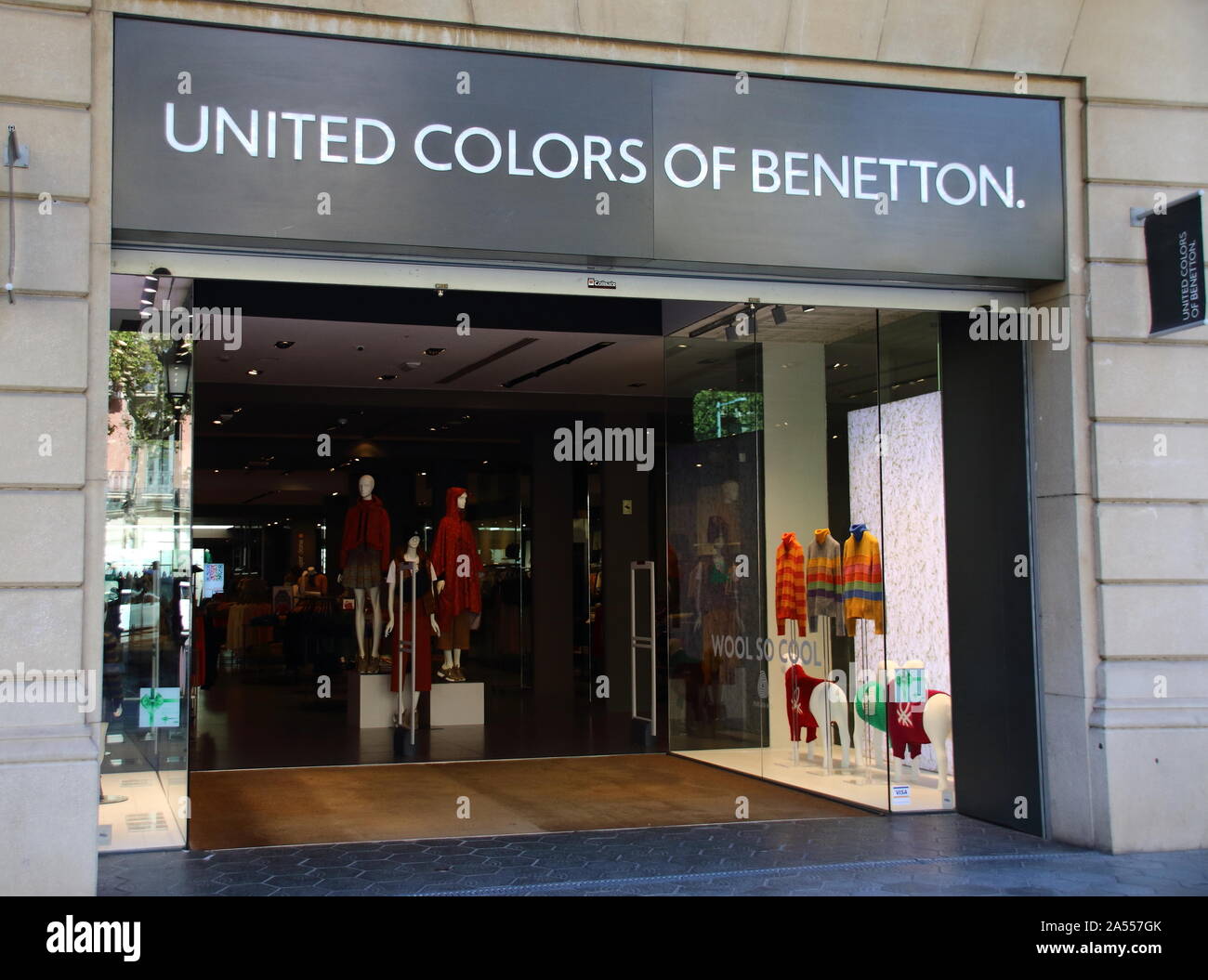 United Colors of Benetton store visto in Paseo de Gracia, Barcellona Foto  stock - Alamy