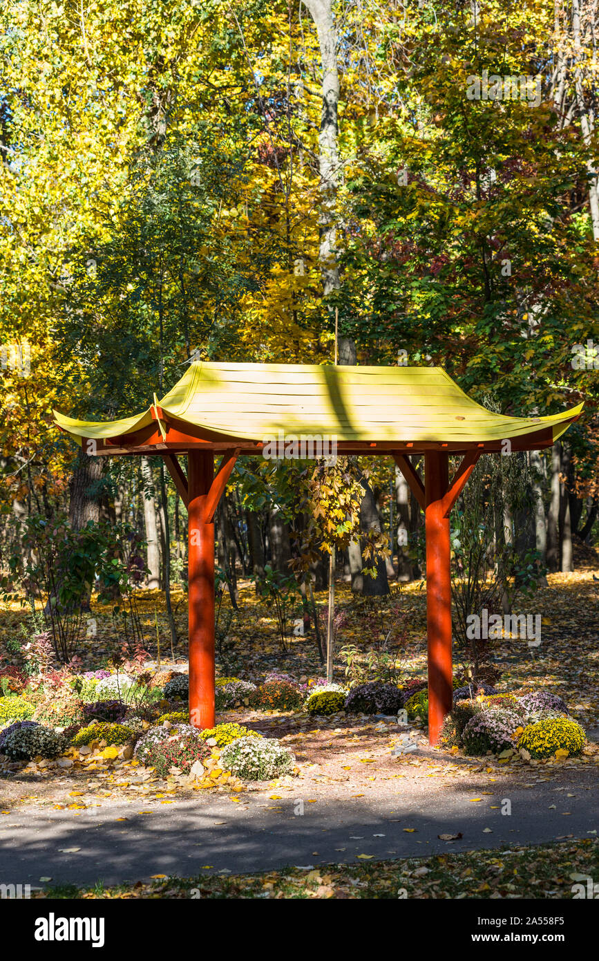 Kiev, Ucraina - 17 Ottobre 2019: composizione del paesaggio con una gate cinesi in Syretsky park a Kiev, Ucraina. Foto Stock