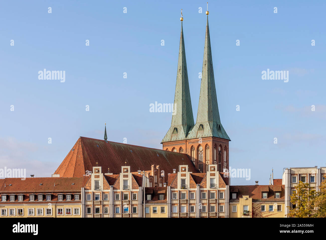 Il spiers della chiesa di San Nicola illuminato dalla luce del mattino nel quartiere Mitte di Berlino, Germania Foto Stock