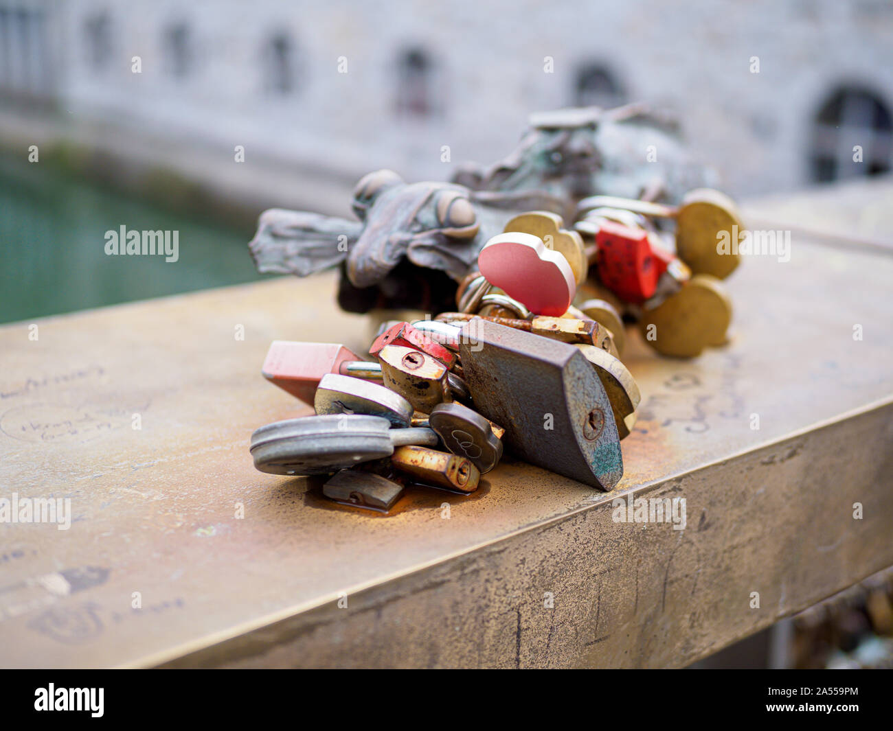 Macelleria Bridge a Ljubljana, Slovenia con amore blocca attaccata Foto Stock