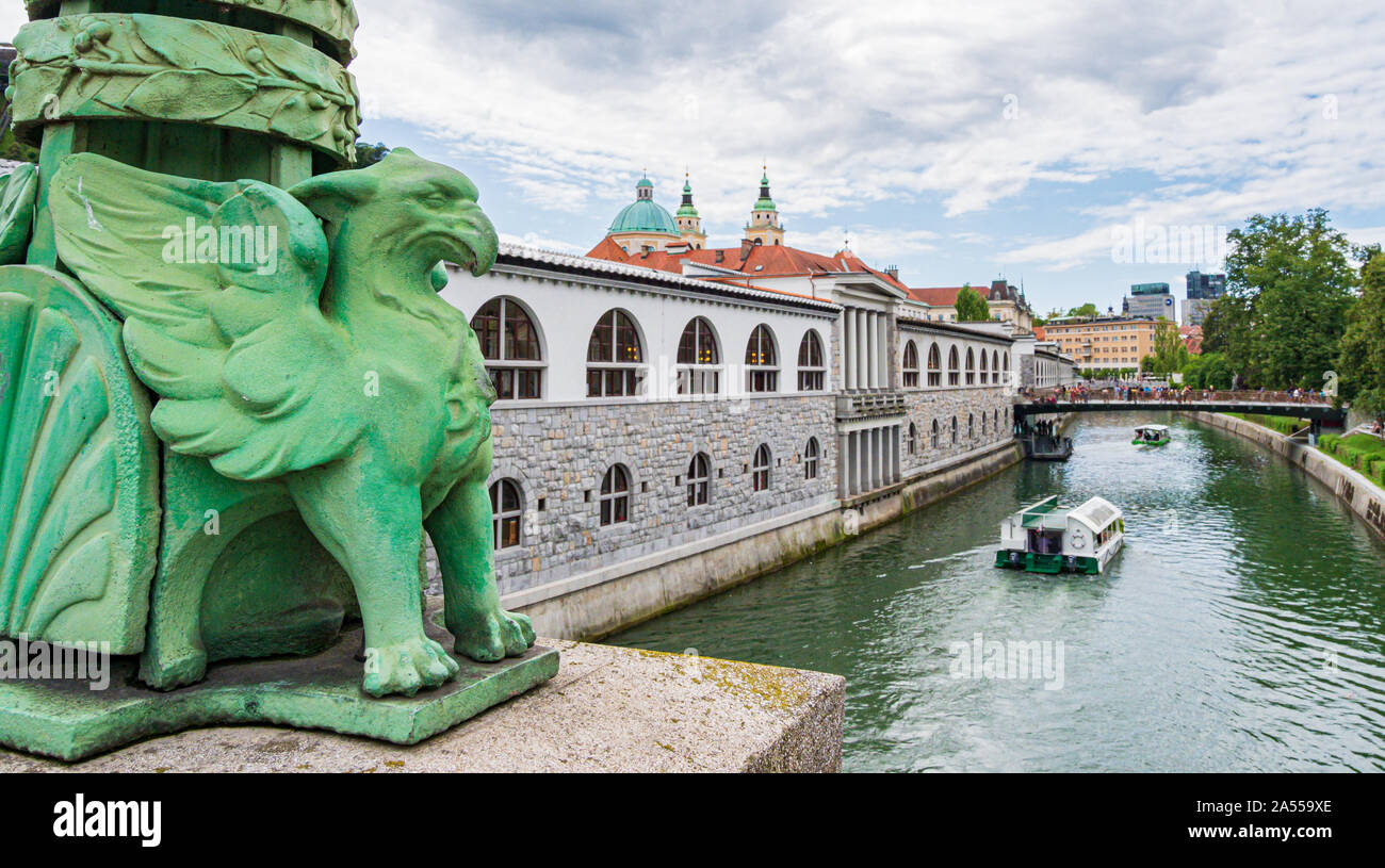 Statua sul ponte del drago di Lubiana, Slovenia Foto Stock