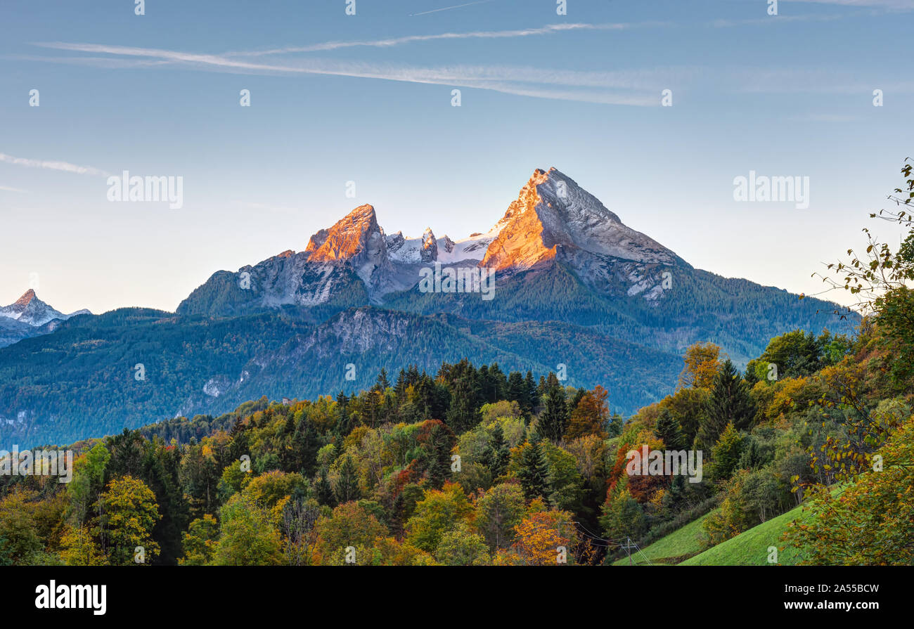 La prima luce del sole colpisce Mounte Watzmann nelle Alpi Bavaresi Foto Stock