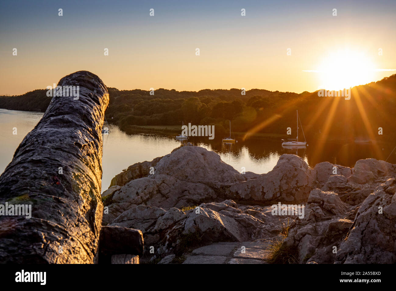 La Roche-Bernard, Brittany, Francia. La roccia che si affaccia sul fiume Vilaine è un popolare punto di vista per i turisti Foto Stock