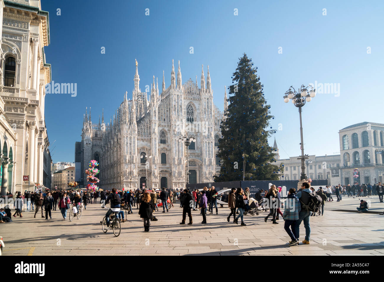 Milano, Italia. In piazza Duomo in dicembre con un grande albero di Natale Foto Stock