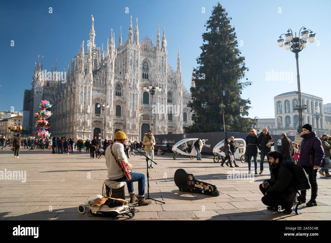 Milano, Italia. In piazza Duomo in dicembre con un grande albero di Natale Foto Stock