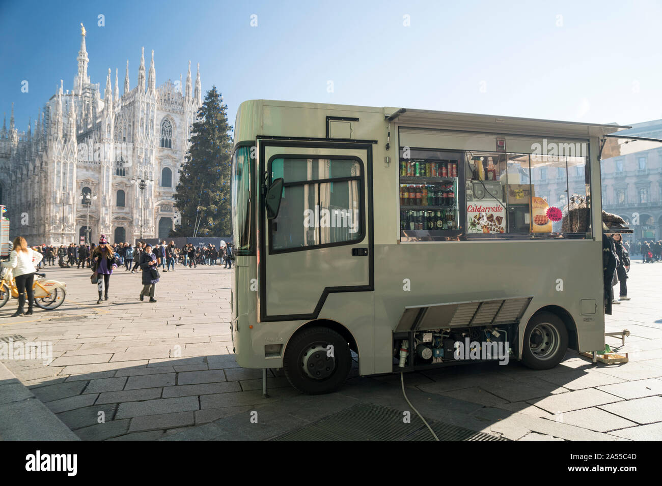 Milano, Italia. Cucina di strada carrello in piazza del Duomo Foto Stock