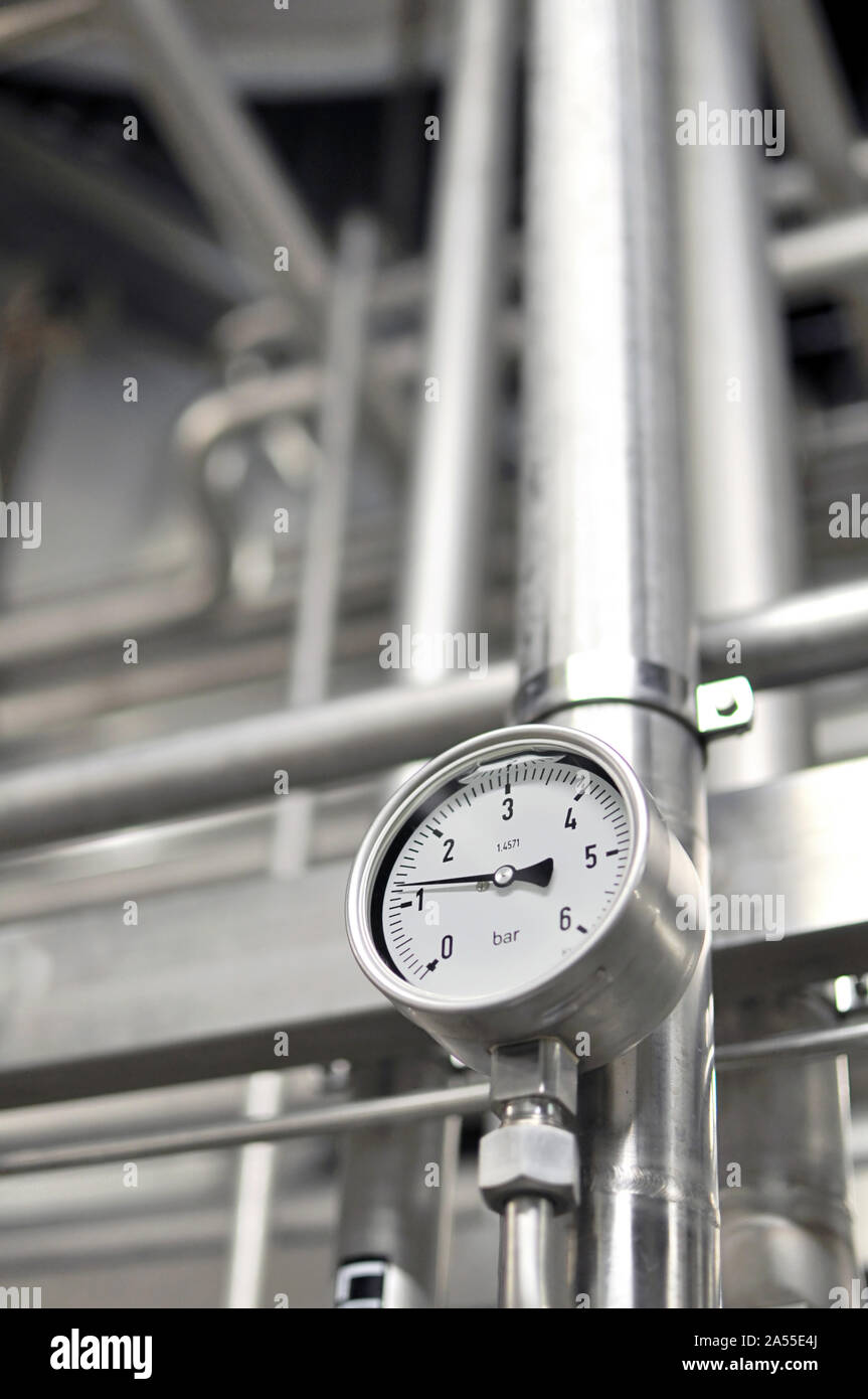 Industria alimentare - birreria impianto con un comparatore a quadrante per controllare le piante Foto Stock