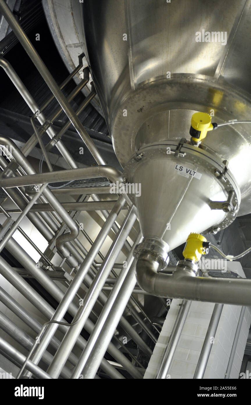 Tubazioni e serbatoi in un impianto industriale - attrezzature e tecnologia in una birra birreria Foto Stock