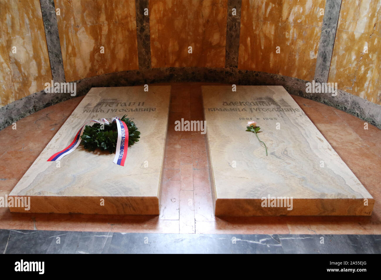 Tombe dei membri della famiglia Karadjordjevic e la cripta della chiesa di San Giorgio. La cripta del mausoleo) della chiesa di San Giorgio conosciuto anche come Oplenac, è il mausoleo del serbo e iugoslavo casa reale di Karađorđević situato sulla cima della collina di Oplenac nella città di Topola, Serbia. La chiesa di Oplenac fu fondata dal re Pietro I di Iugoslavia. Molti membri della casa reale sono sepolte nella chiesa, nella cripta sotto la chiesa, o nel cortile della chiesa. Foto Stock