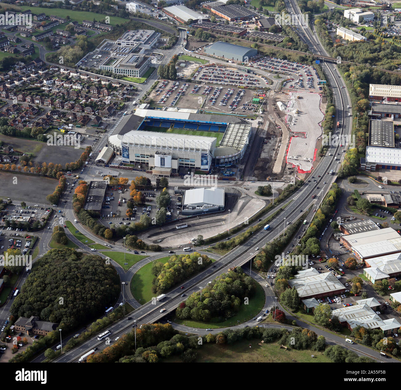 Vista aerea del Leeds United Elland Road terreno di calcio e dallo svincolo 2 della M621 autostrada, Leeds, Regno Unito Foto Stock