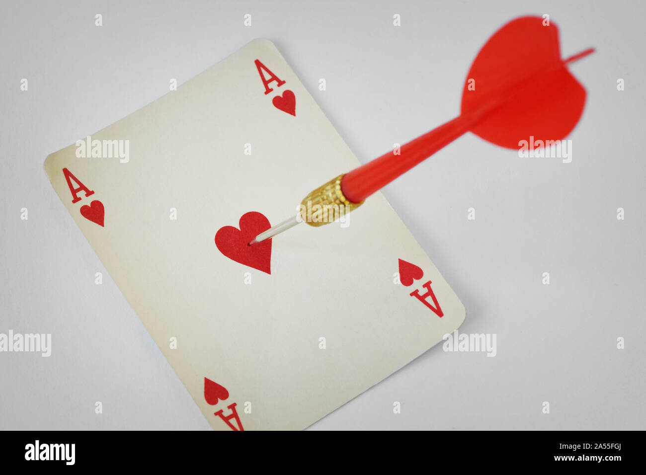Asso di cuori con freccia dart - concetto di amore Foto Stock