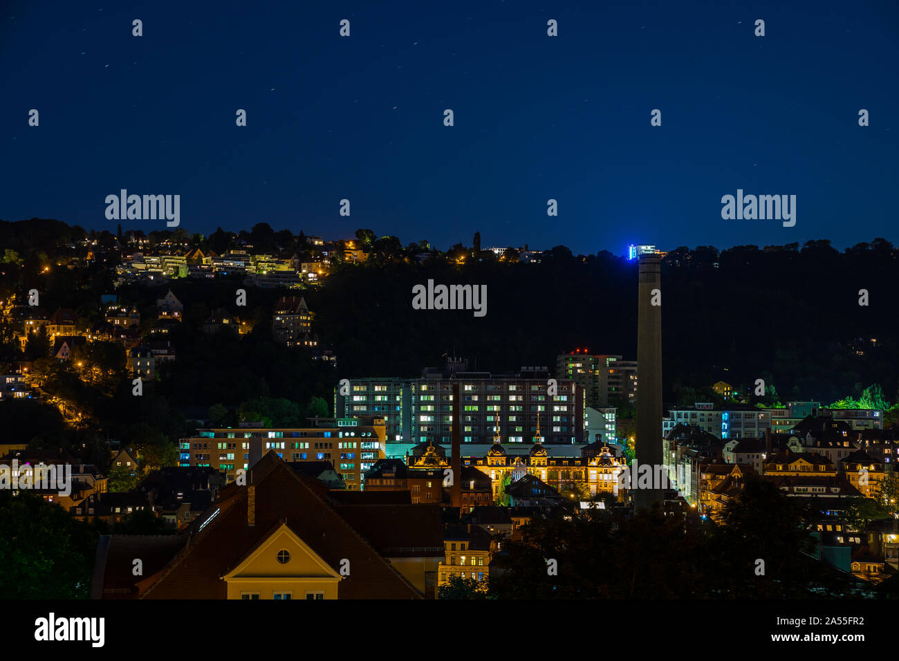 Germania, case illuminate e tetti veduta aerea skyline di Stoccarda heslach distretto di notte sotto il cielo stellato Foto Stock