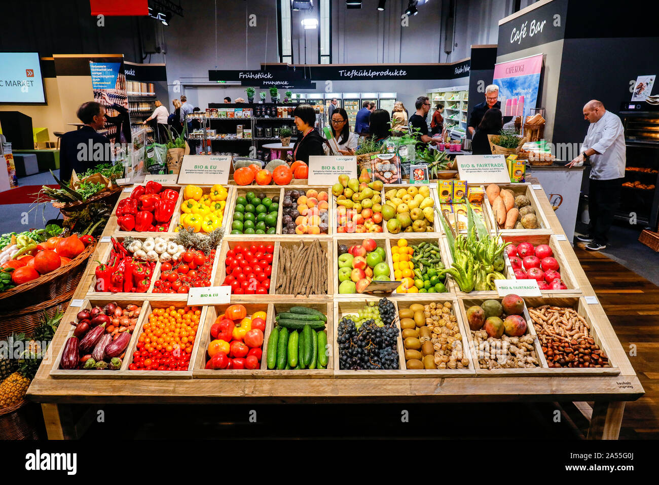 Colonia, nella Renania settentrionale-Vestfalia, Germania - UE Organici ortaggi e frutta biologica in un contatore di vegetale della cooperativa di produttori Landgard Bio a Foto Stock