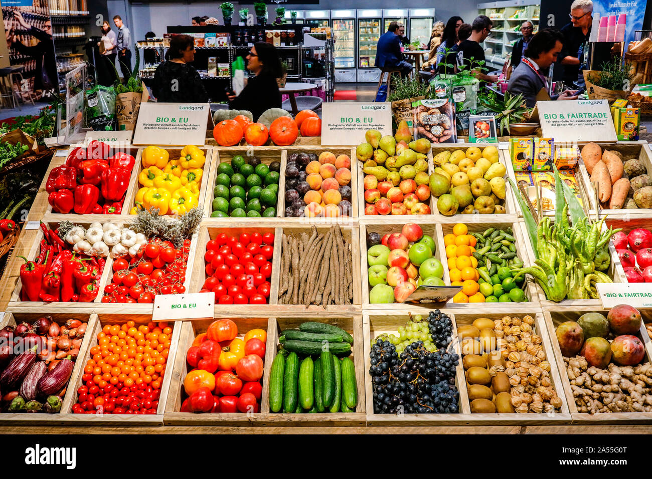 Colonia, nella Renania settentrionale-Vestfalia, Germania - UE Organici ortaggi e frutta biologica in un contatore di vegetale della cooperativa di produttori Landgard Bio a Foto Stock