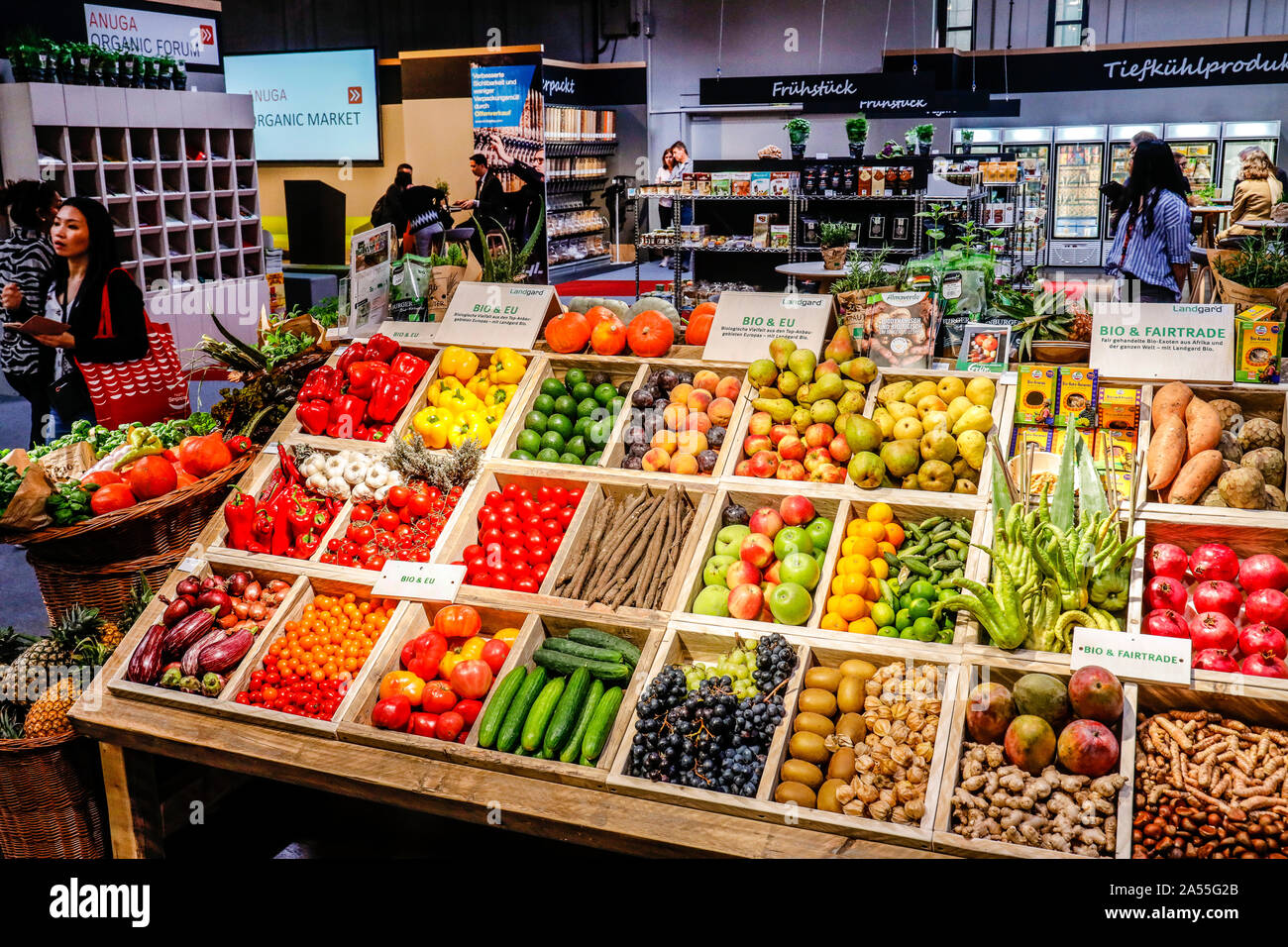 Colonia, nella Renania settentrionale-Vestfalia, Germania - UE Organici ortaggi e frutta biologica in un contatore di vegetale della cooperativa di produttori Landgard Bio a Foto Stock