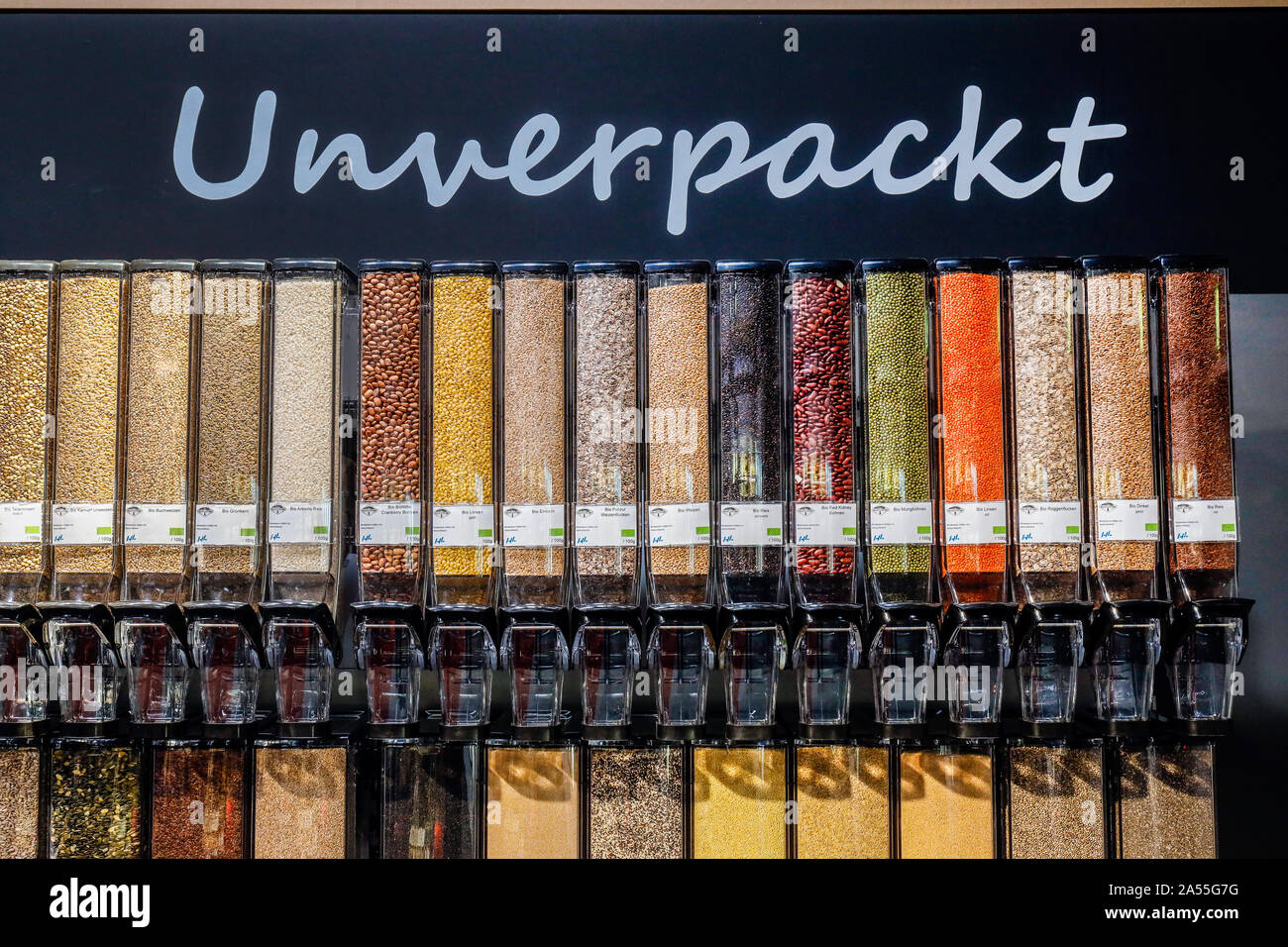 Colonia, nella Renania settentrionale-Vestfalia, Germania - scompattato il cibo al Unverpackt stand al mercato organico all'ANUGA FOOD fair. Koeln, Nordrhein-Westf Foto Stock