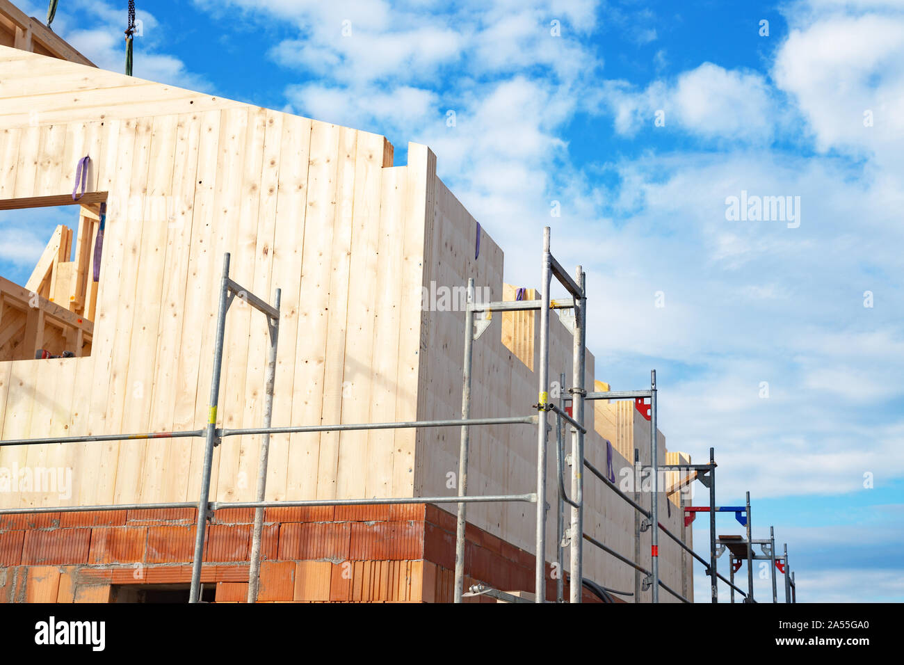 Costruzione di una casa in legno che sono una più ecologica ed economica alternativa rispetto a case fatte di mattoni tradizionali e calcestruzzo Foto Stock