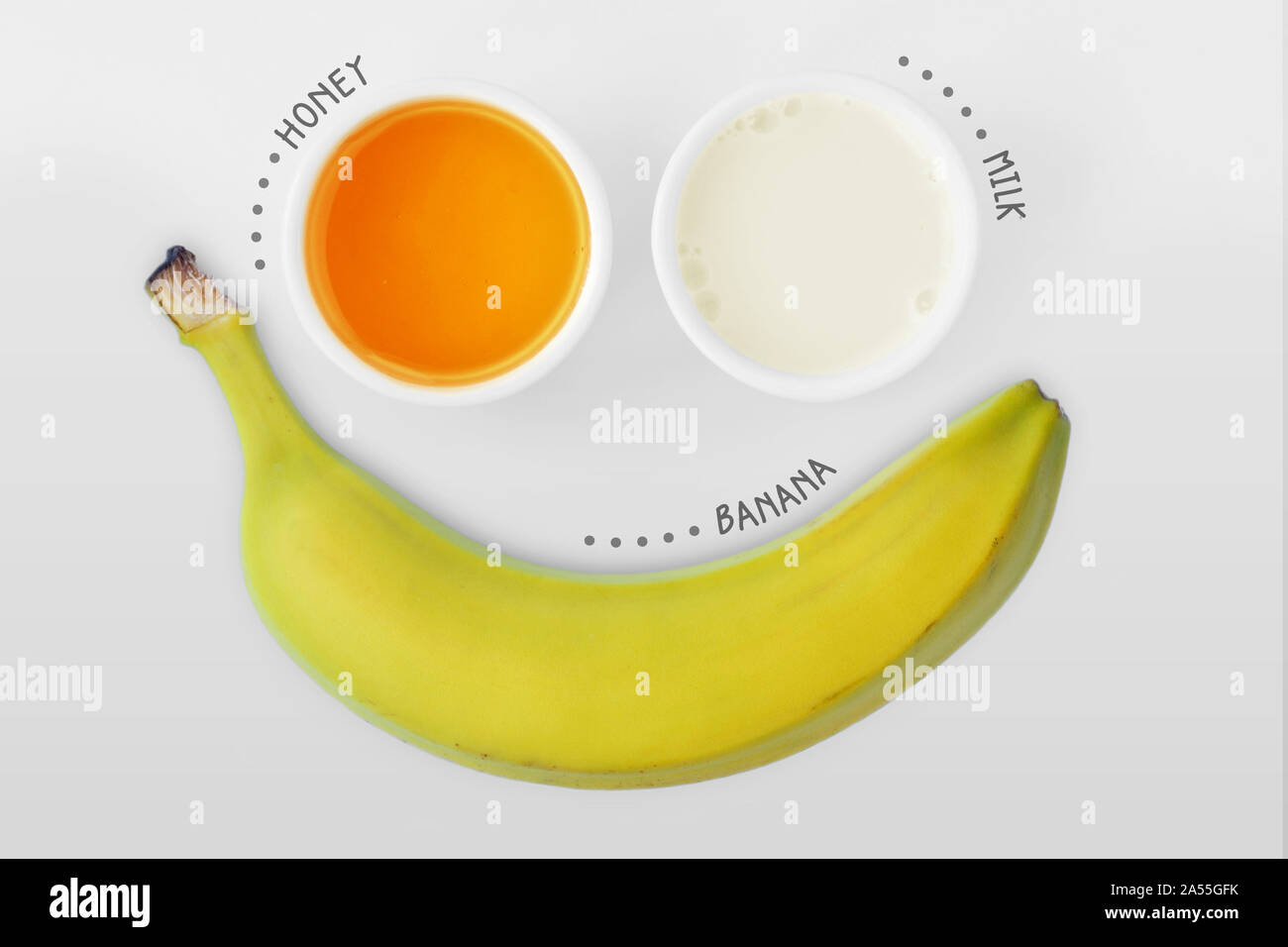 In casa la maschera per il viso fatta di miele, latte e banana su sfondo  bianco Foto stock - Alamy