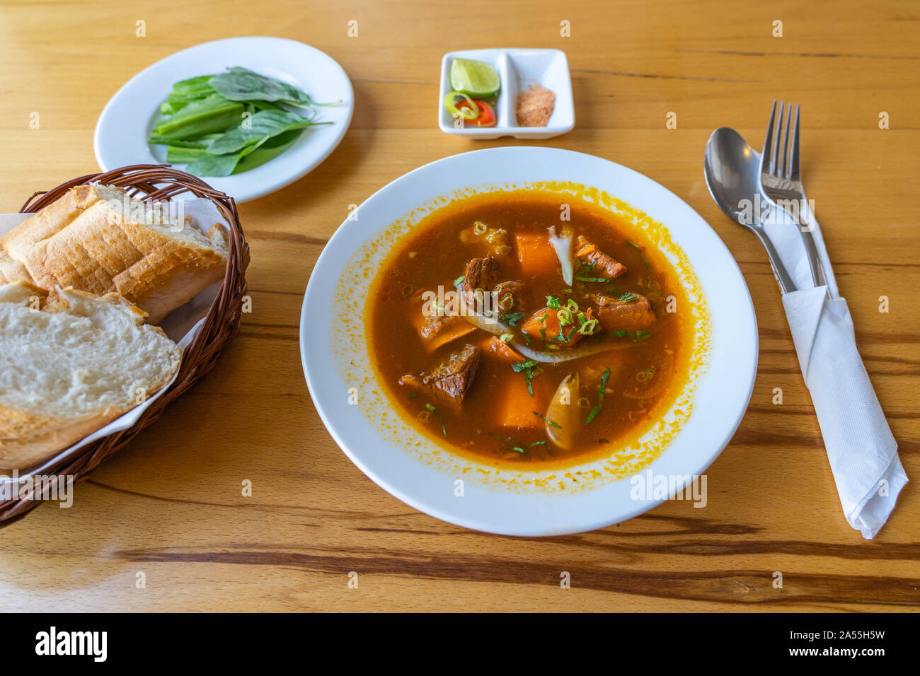 La cucina vietnamita bo kho, brasato di manzo servita con pane Foto Stock