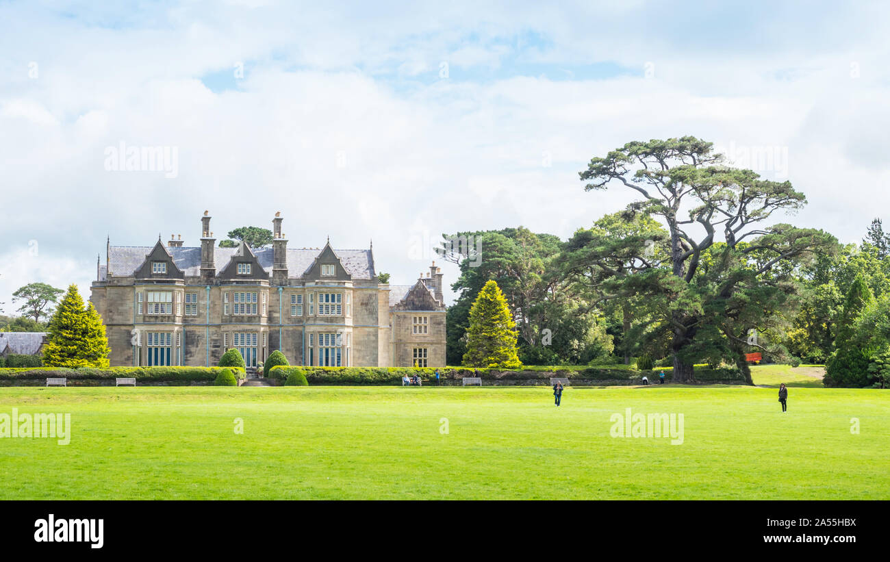KILLARNEY, Irlanda - Agosto 13, 2019: Muckross House, il nucleo del Parco Nazionale di Killarney, è un paese di Victorian mansion immerso tra laghi nella contea di Ker Foto Stock