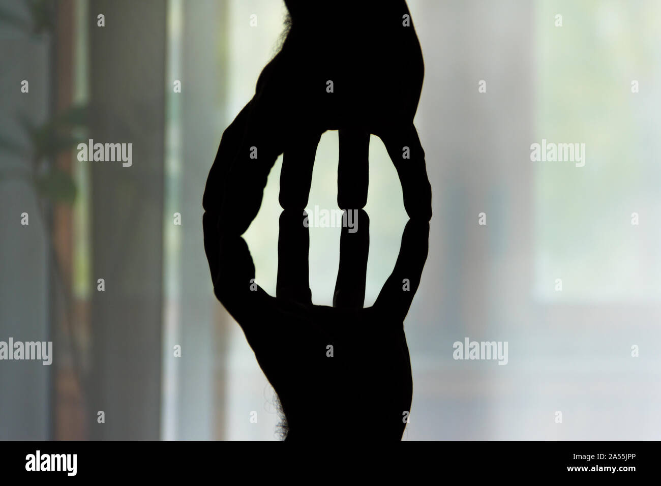 Foto concettuale delle mani dell'uomo nel contatore della luce. Foto Stock