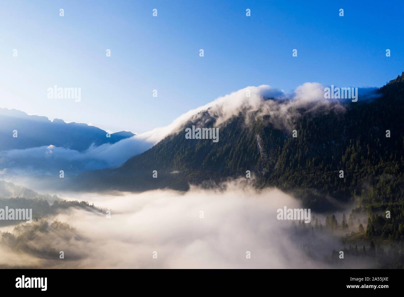 Grunkopf, cima coperta di nebbia, Ferchenseewande, vicino a Mittenwald, vista aerea, Werdenfelser Land, gamma di Wetterstein, Alta Baviera, Baviera Foto Stock