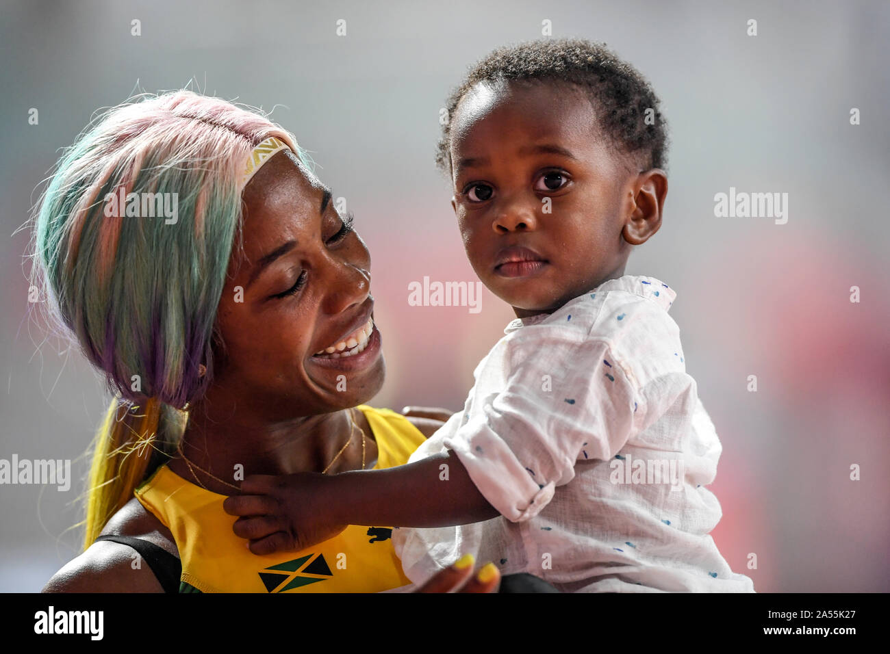 Shelly-Ann Fraser-Pryce (Giamaica) celebra la sua medaglia d'oro nella 100 metri con suo Figlio bambino. IAAF mondiale di atletica, Doha 2019 Foto Stock