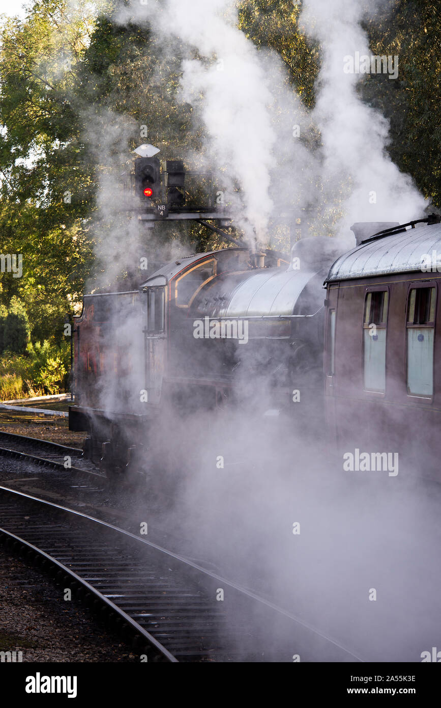 L'ex locomotiva a vapore LNER B1 1264 alla stazione di Pickering Caricamento passeggeri per un viaggio a Whitby sulla NYMR North Yorkshire Inghilterra Regno Unito Foto Stock