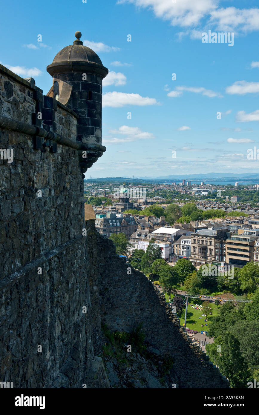 Vista nord-ovest dal castello di Edimburgo merlature oltre il centro di Edimburgo. La Scozia, Regno Unito Foto Stock