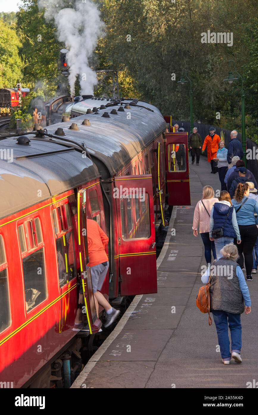 L'ex locomotiva a vapore LNER B1 1264 alla stazione di Pickering Caricamento passeggeri per un viaggio a Whitby sulla NYMR North Yorkshire Inghilterra Regno Unito Foto Stock