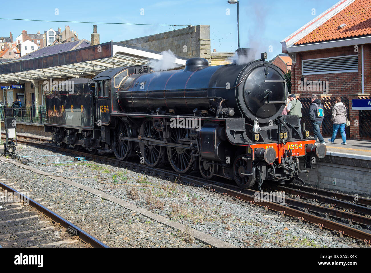 L'ex locomotiva a vapore LNER Thompson B1 1264 in piedi presso la stazione di Whitby appartenente alla NYMR North Yorkshire Inghilterra Regno Unito Foto Stock