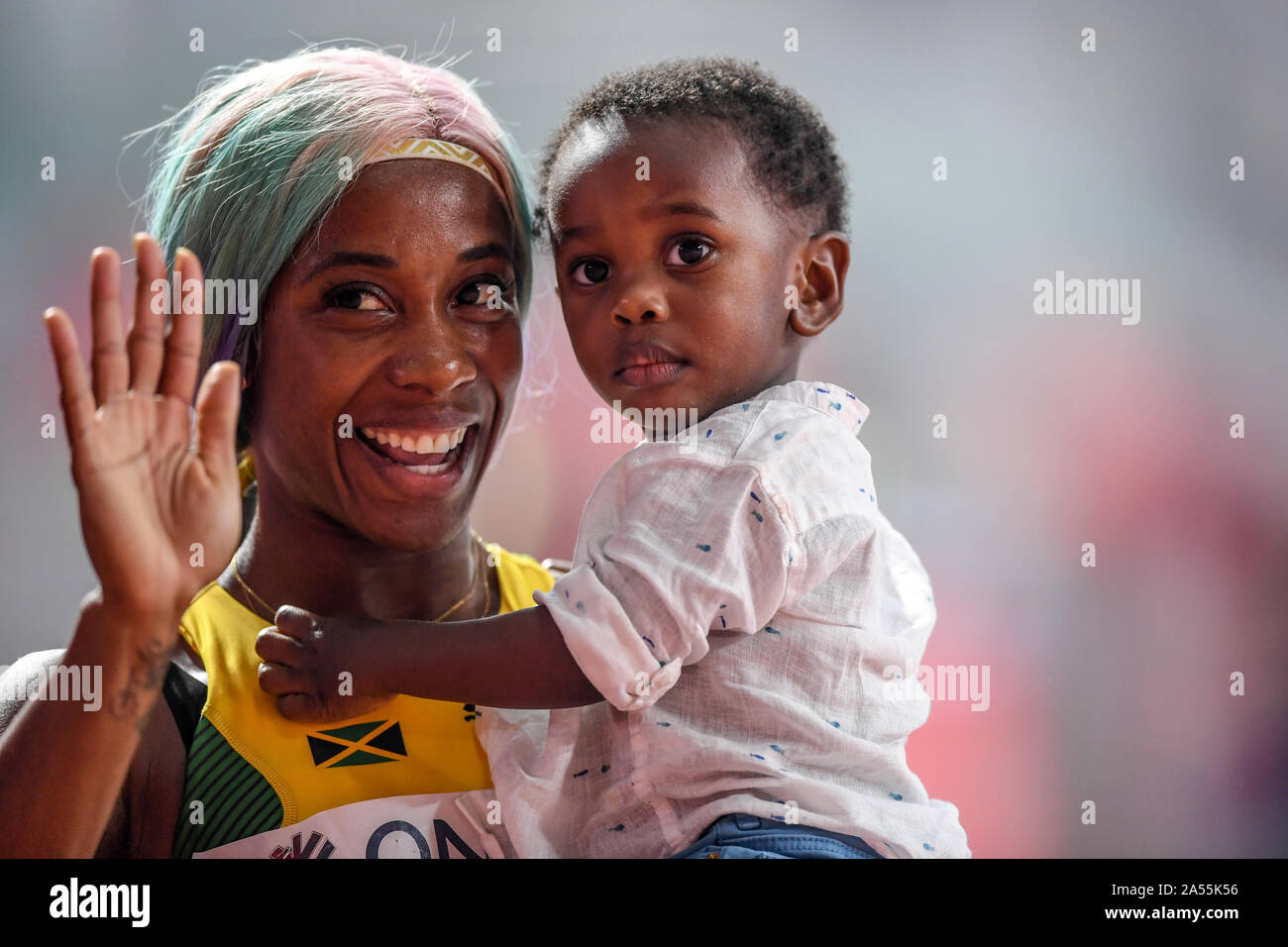 Shelly-Ann Fraser-Pryce (Giamaica) celebra la sua medaglia d'oro nella 100 metri con suo Figlio bambino. IAAF mondiale di atletica, Doha 2019 Foto Stock