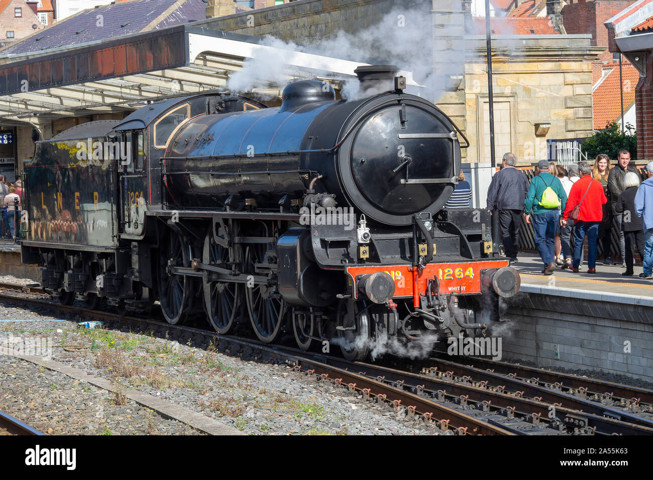 L'ex locomotiva a vapore LNER Thompson B1 1264 in piedi presso la stazione di Whitby appartenente alla NYMR North Yorkshire Inghilterra Regno Unito Foto Stock