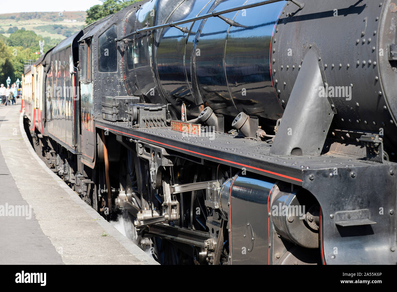 La locomotiva a vapore NYMR Stanier Black 5 Eric Treacy tirare un treno passeggeri a Grosmont Station North Yorkshire Inghilterra Regno Unito Regno Unito Foto Stock