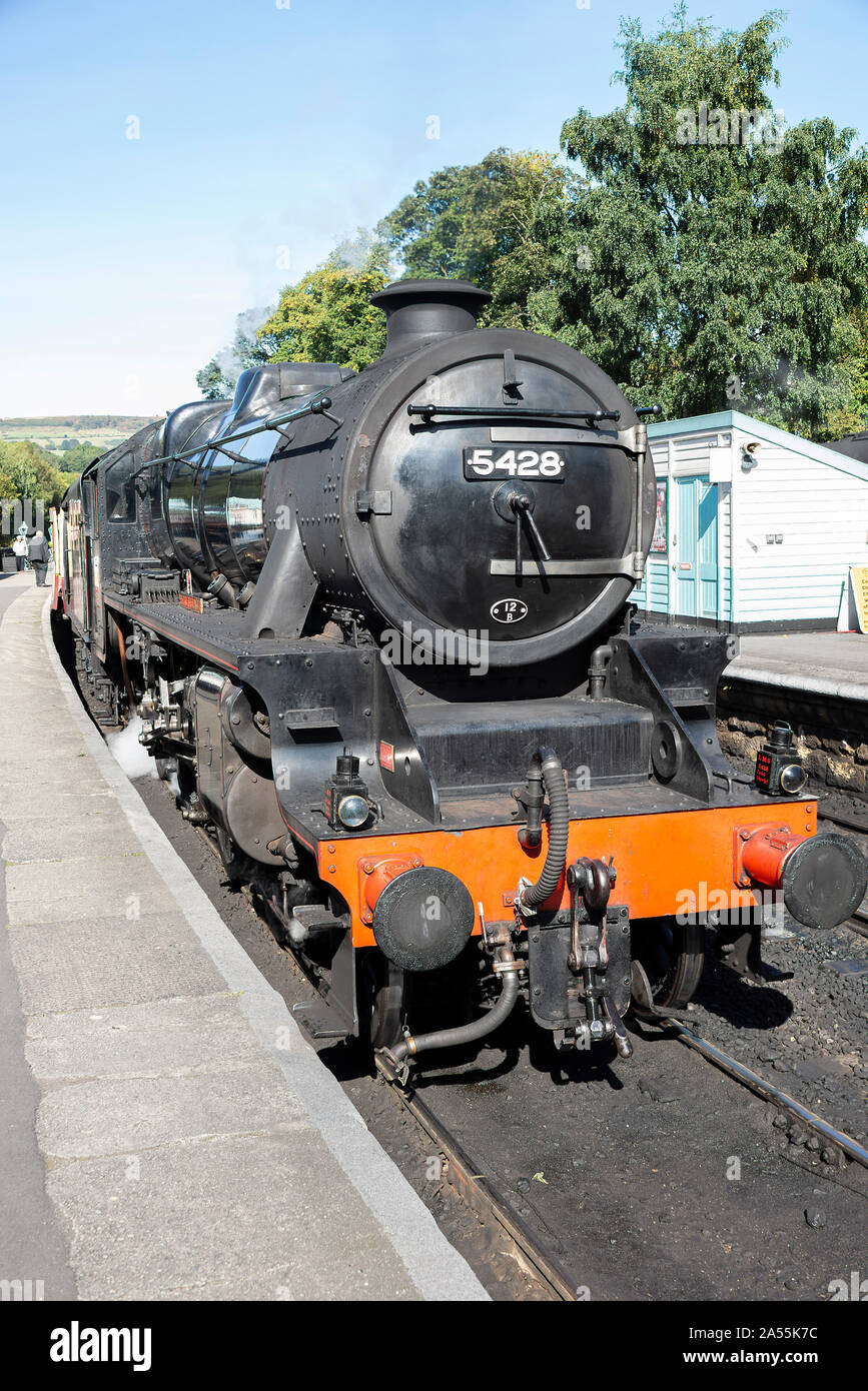 La locomotiva a vapore NYMR Stanier Black 5 Eric Treacy tirare un treno passeggeri a Grosmont Station North Yorkshire Inghilterra Regno Unito Regno Unito Foto Stock