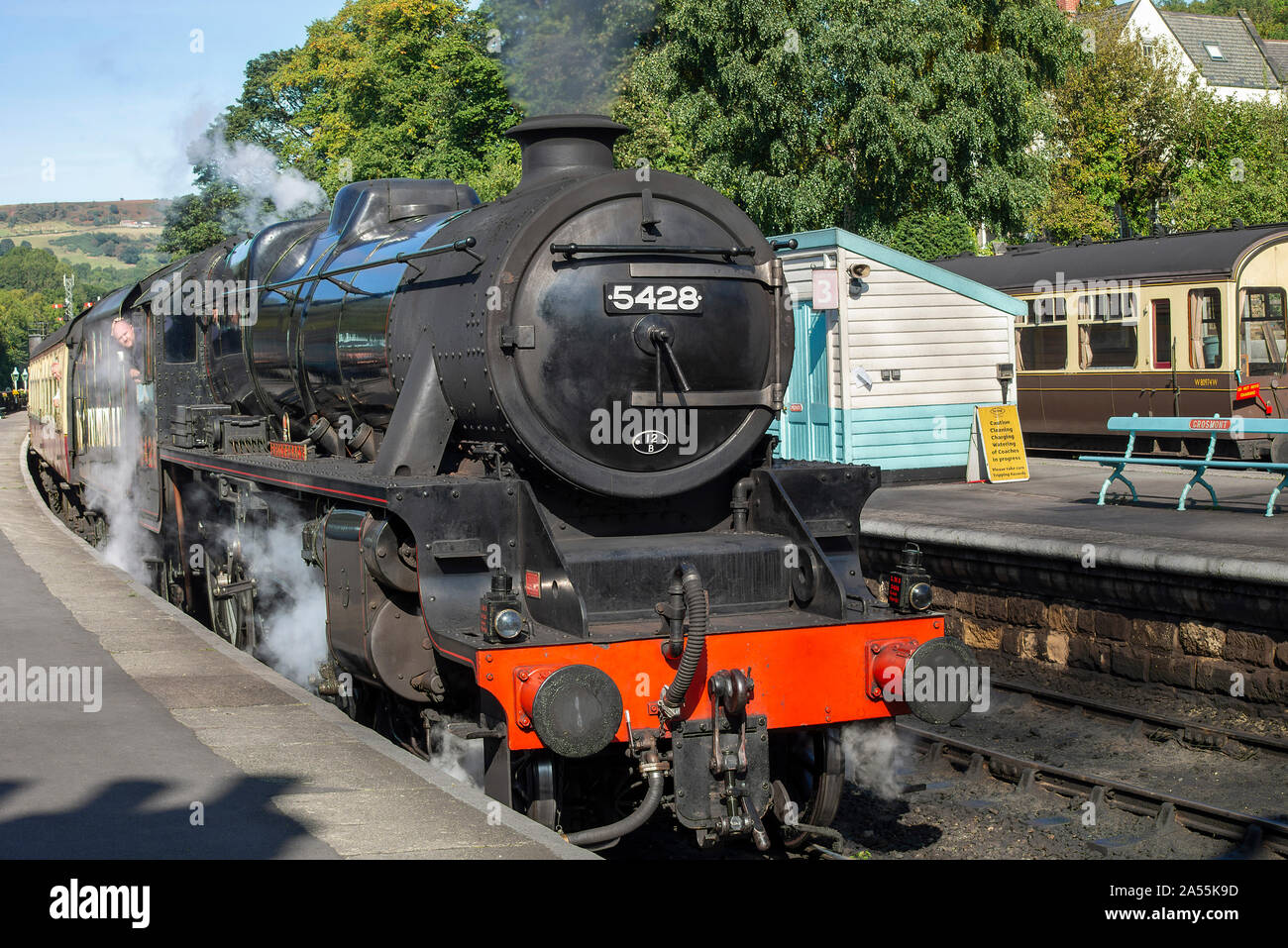 La locomotiva a vapore NYMR Stanier Black 5 Eric Treacy tirare un treno passeggeri a Grosmont Station North Yorkshire Inghilterra Regno Unito Regno Unito Foto Stock